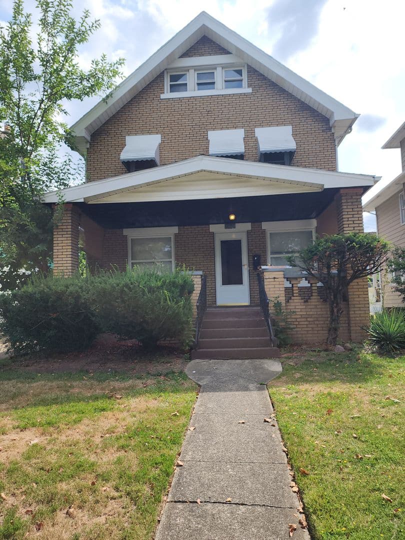 Shaker Heights Apartment: 2569 Cheshire Road