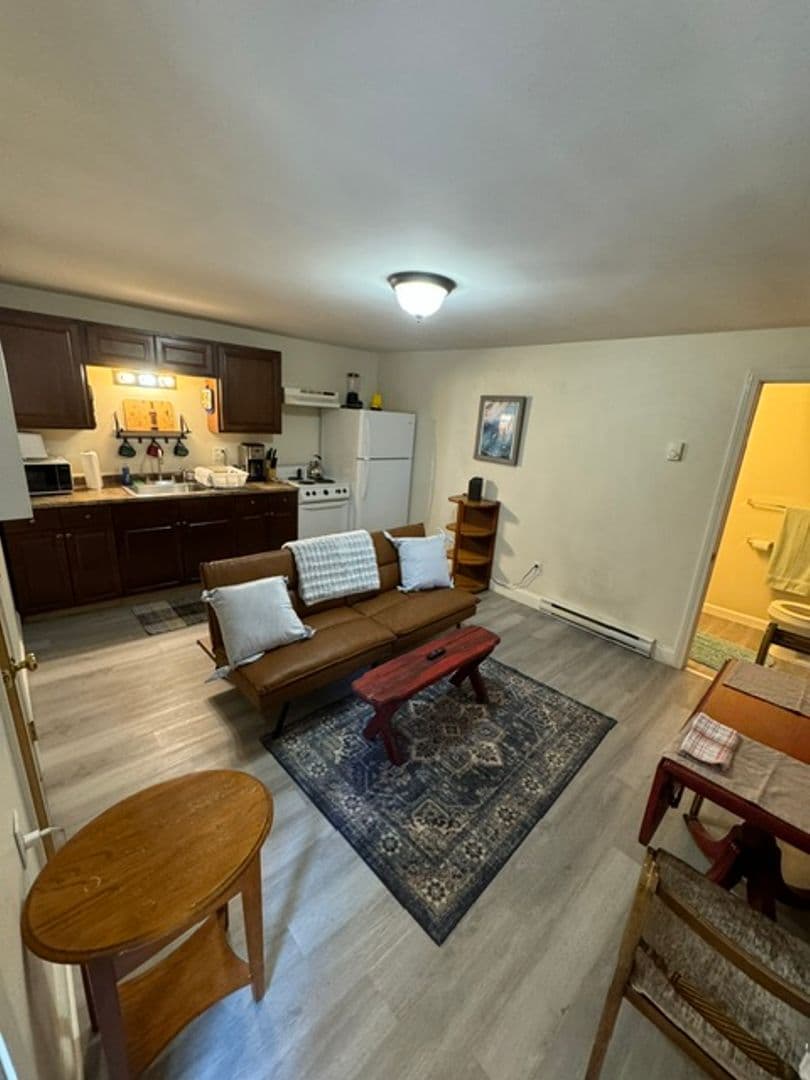 Newmarket Apartment: 11 Lincoln Ave.