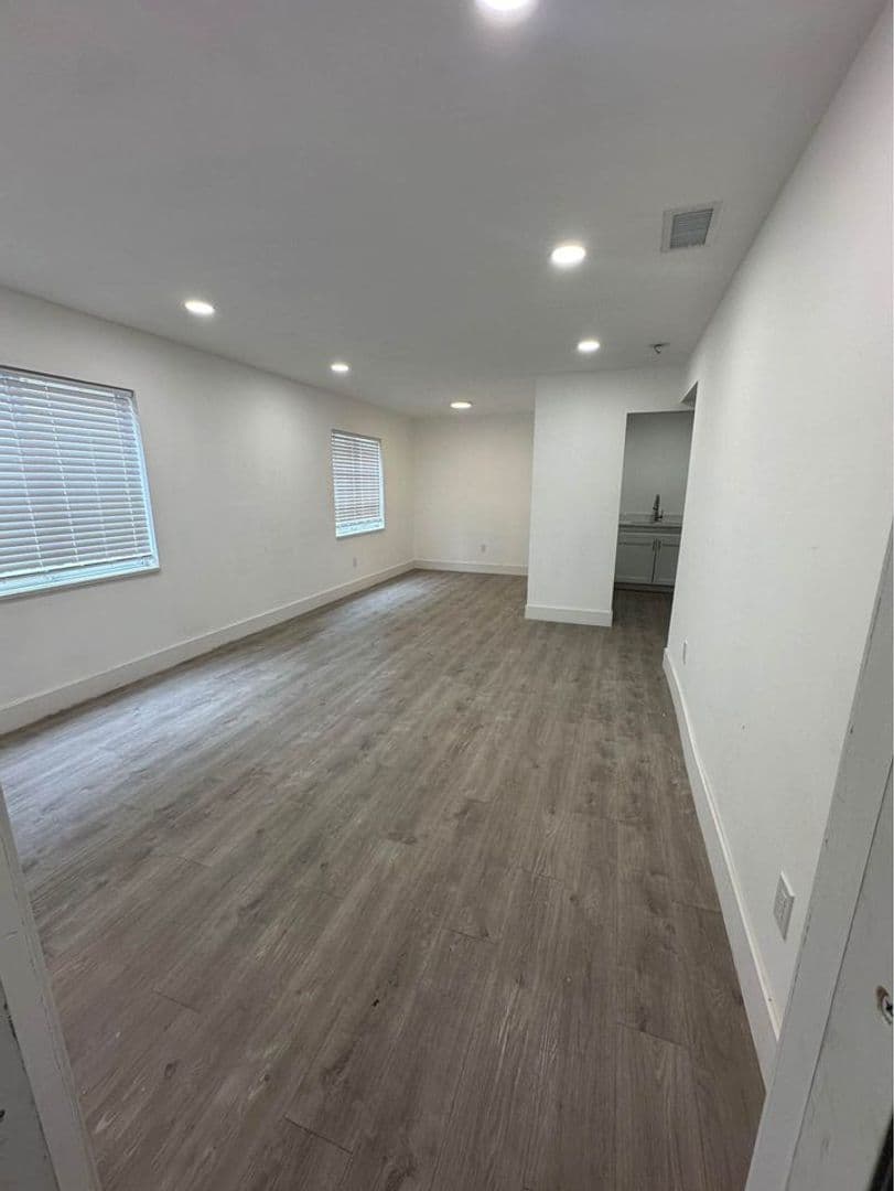 Tampa Apartment: 9305 Takomah Trail