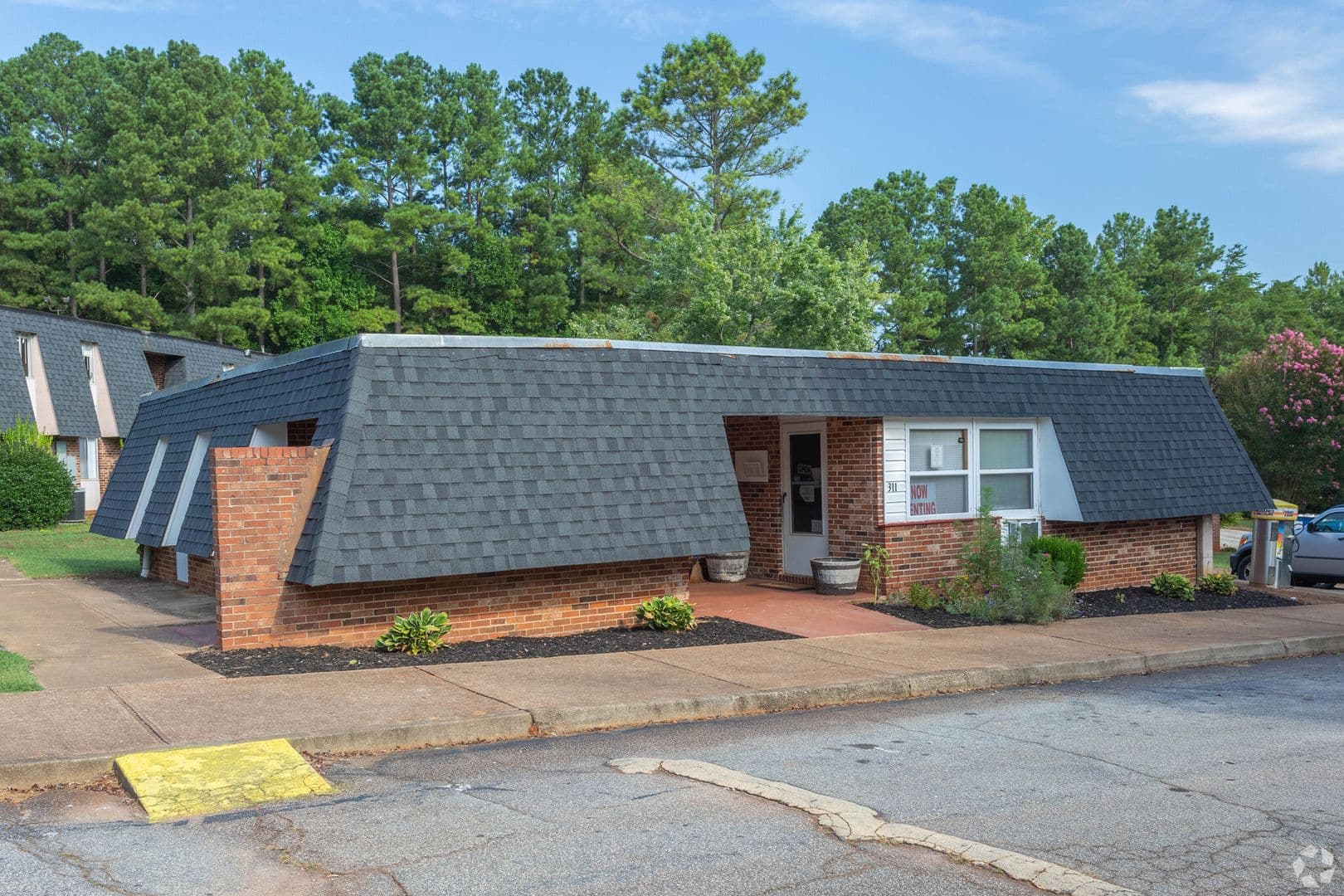 Pickens Apartment: 208 Windwood Dr