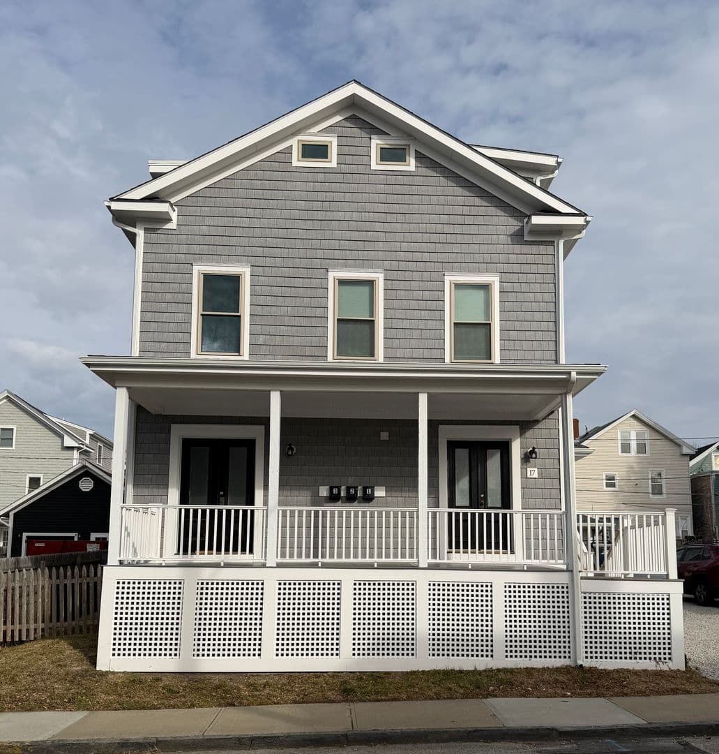 Newport Apartment: 17 Bayview Ave