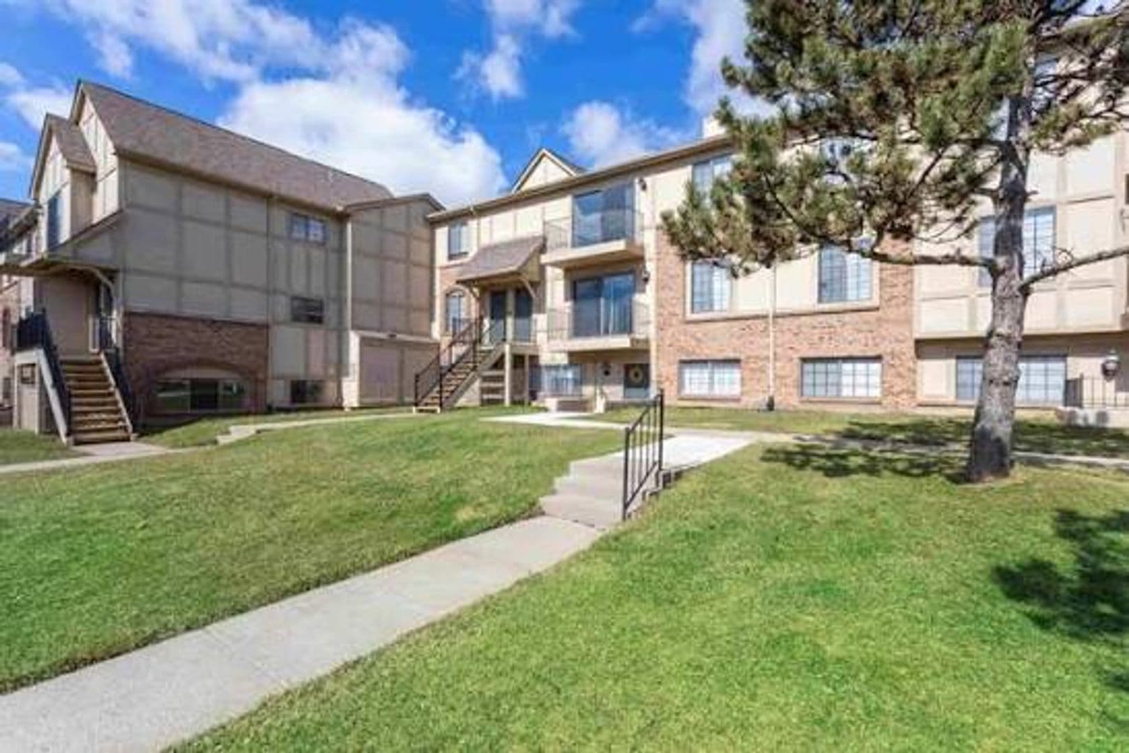 Auburn Hills Apartment: 2770 Pine Knoll Dr