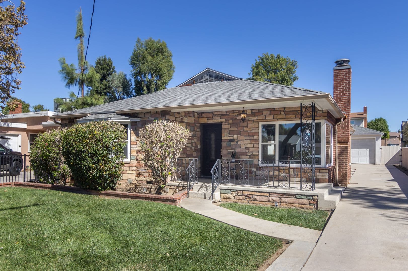 Lake Balboa House: 6834 Forbes Ave - Lake Balboa Gem