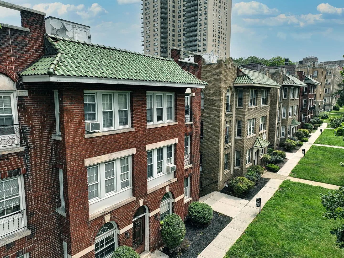 East Orange Apartment: 552 Park Avenue