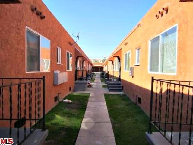 Los Angeles Apartment: 6021 10th Avenue