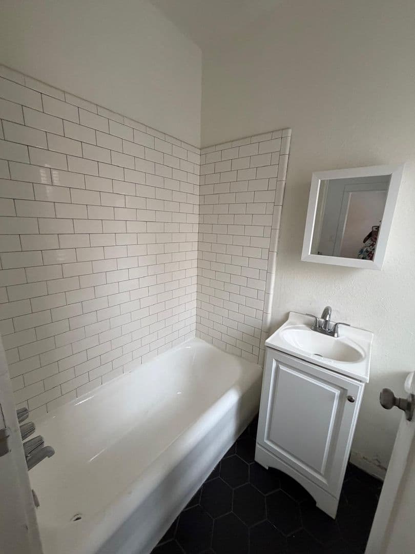 Los Angeles Apartment: 667 S Carondelet Street