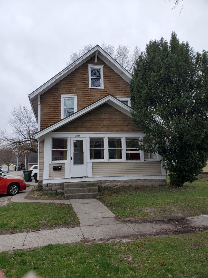 Ames House: 2518 Knapp St