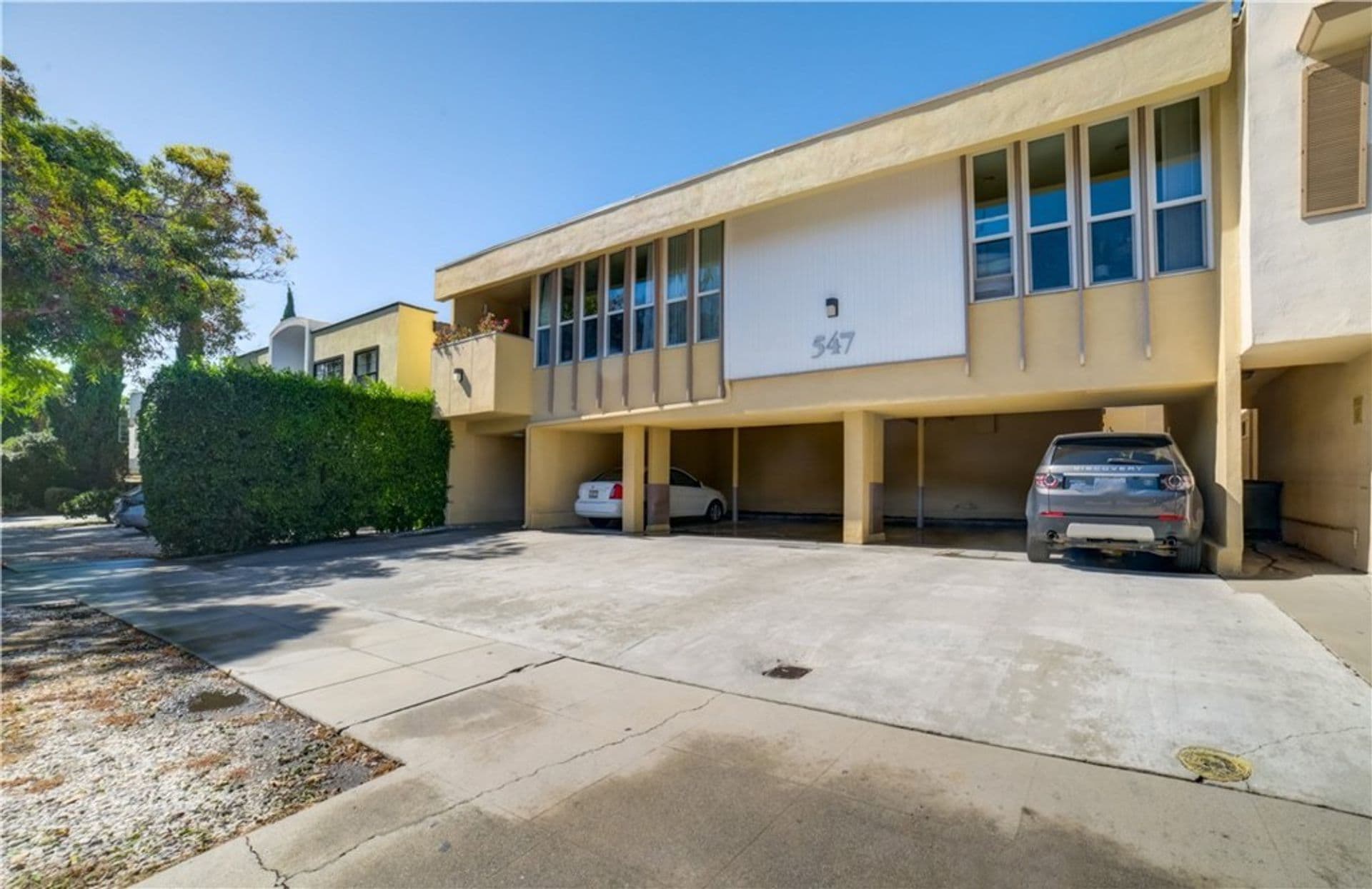 West Hollywood Apartment: 547 N Flores Street