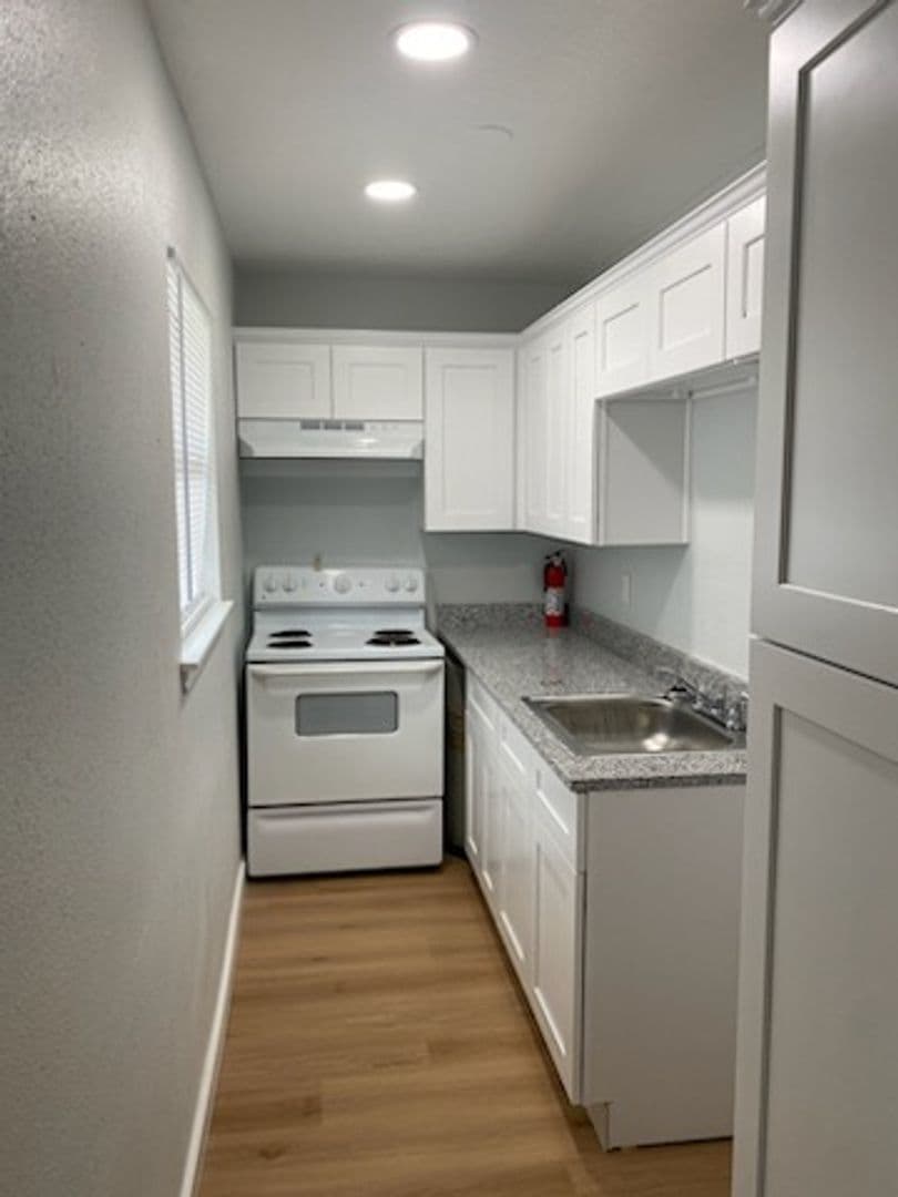 Sealy Apartment: 203 Maler Rd