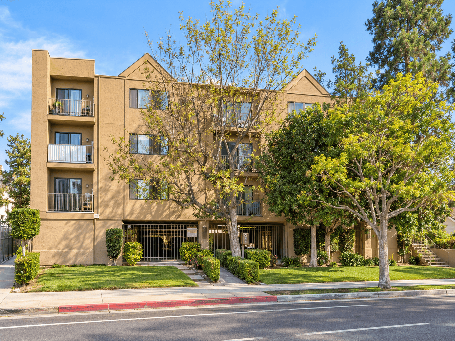 North Hollywood Apartment: 7701 Laurel Canyon Blvd