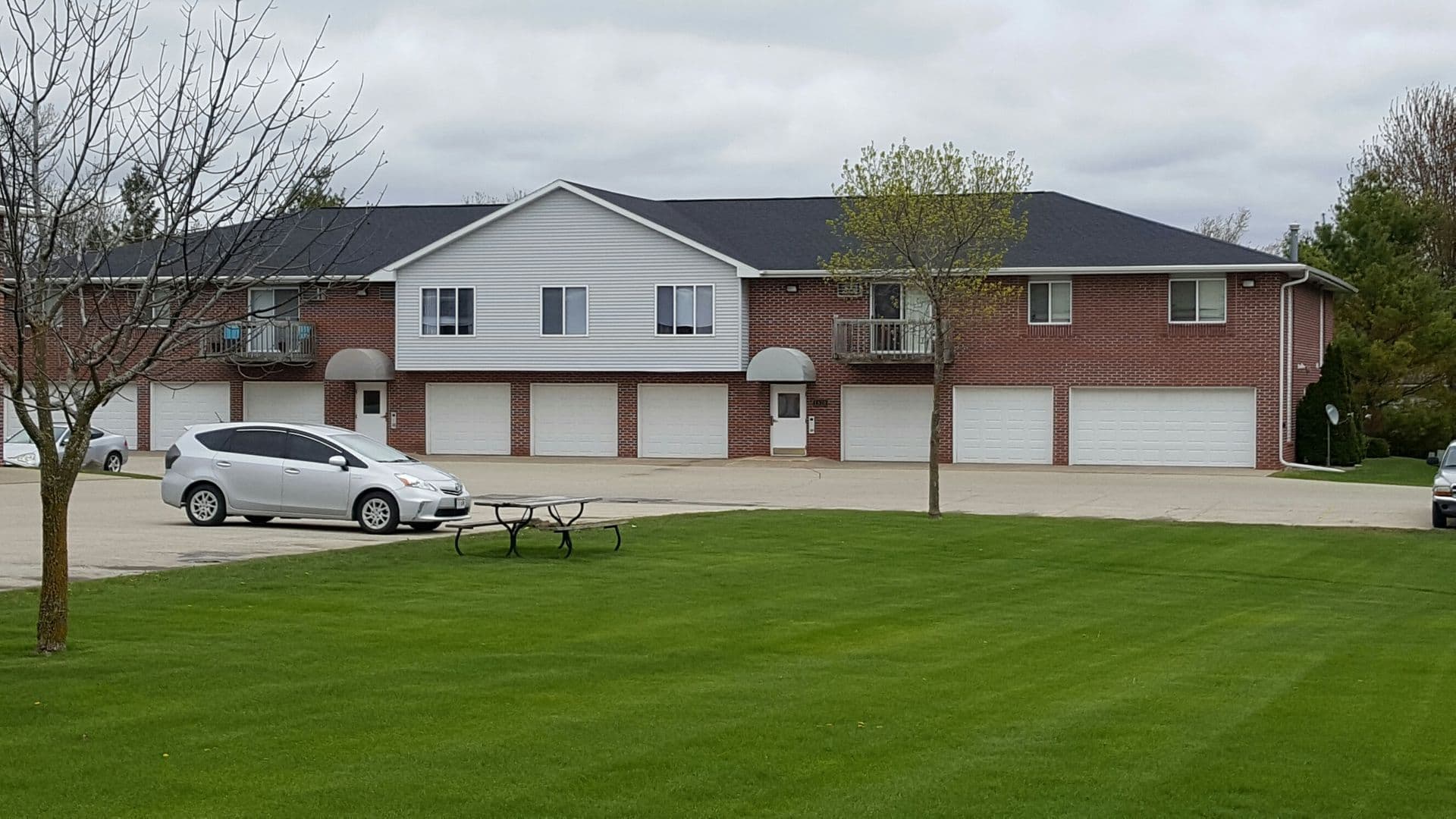 Neenah Apartment: 1810-1850 County Rd II