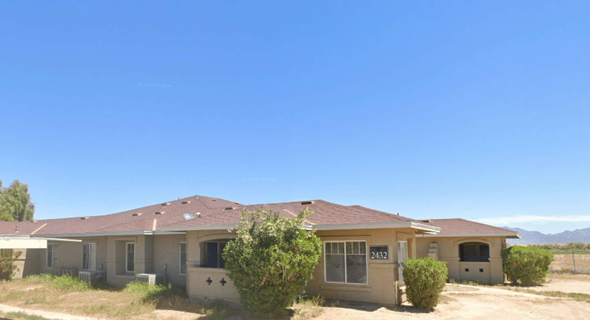 Blythe Apartment: 2200 E Donlon St