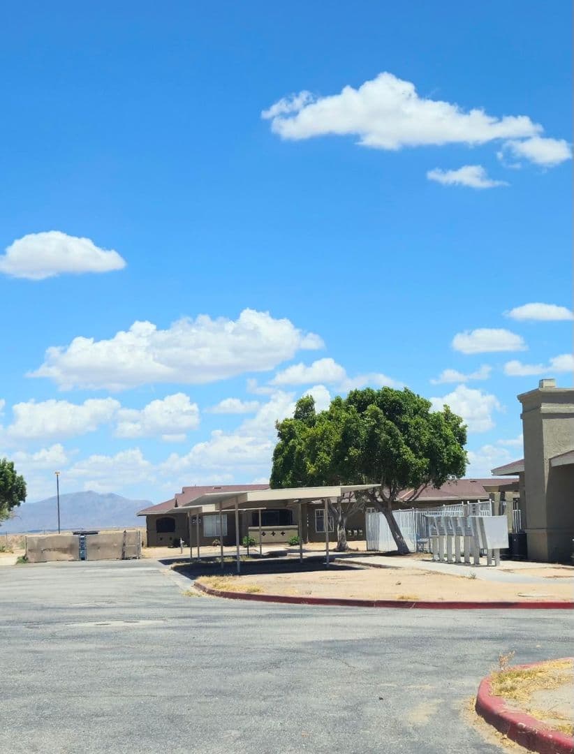 Blythe Apartment: 2200 E Donlon St