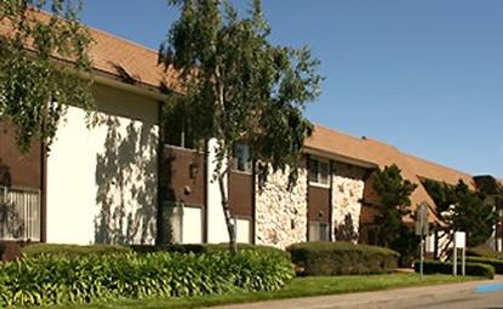 Fairfield Apartment: 1917 Grande Cir.