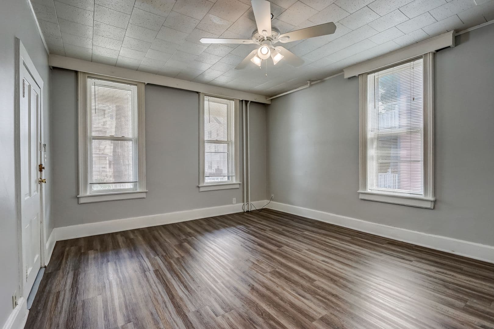 Milwaukee Apartment: 1811 N Warren Ave