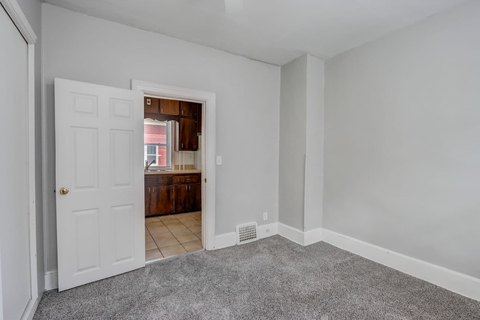 Milwaukee Apartment: 1811 N Warren Ave