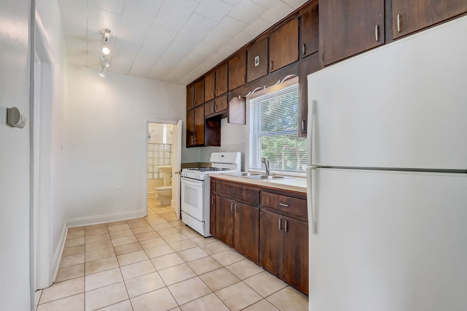 Milwaukee Apartment: 1811 N Warren Ave