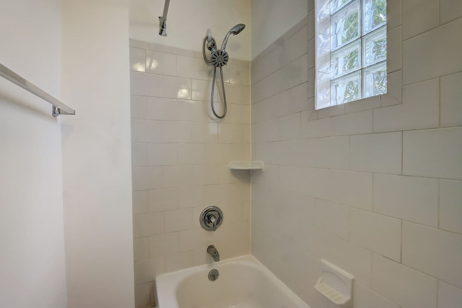 Milwaukee Apartment: 1811 N Warren Ave