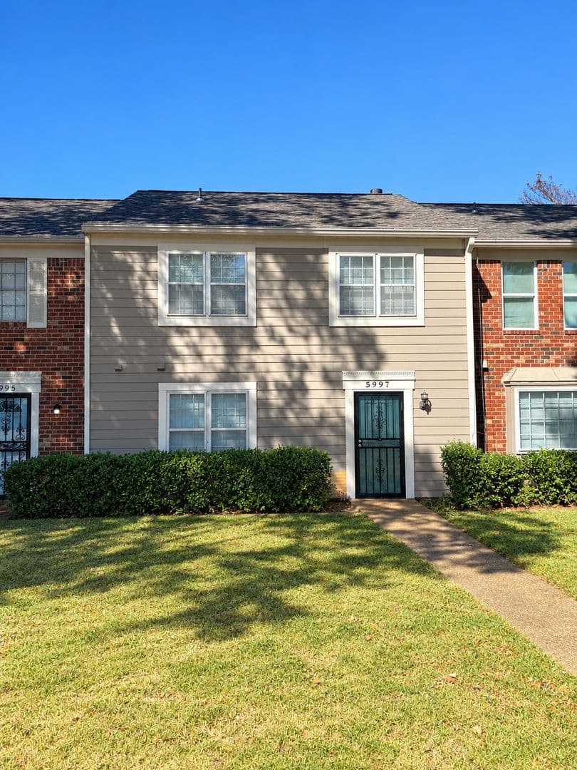 Memphis House: 5997 Lofty Oak Rd