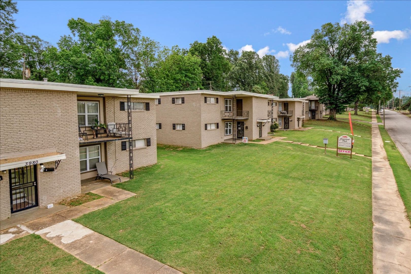 Memphis Apartment: 3990 Barton Dr