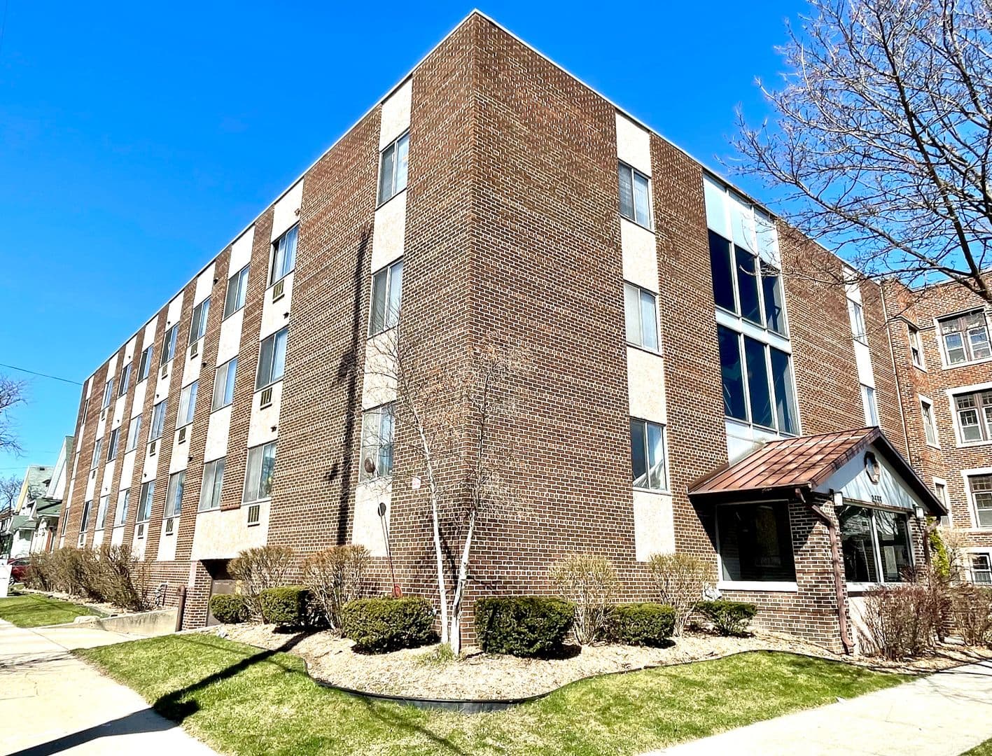 Milwaukee Apartment: 2555 N Farwell Ave