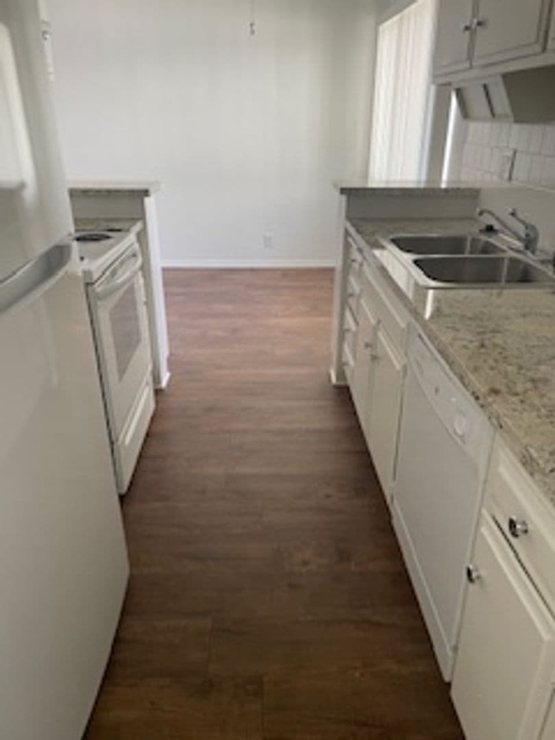 Los Angeles Apartment: 1420 Oakhurst Drive