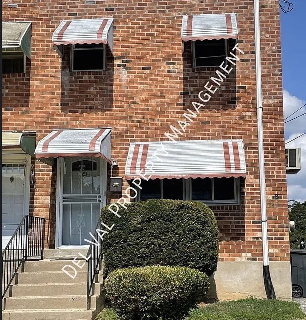 Collingdale House: 409 Jackson Avenue