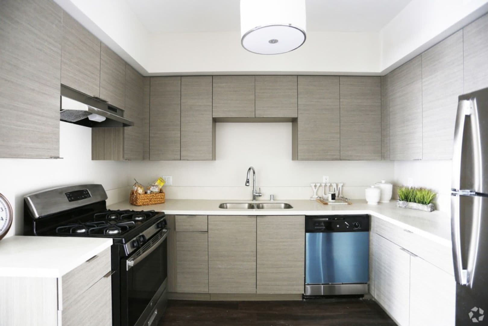 North Hollywood Apartment: 11011 West Otsego Street