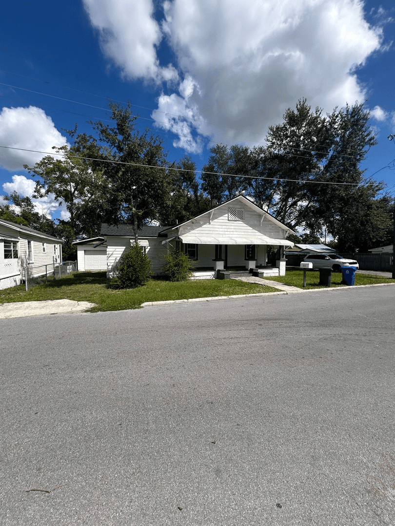 Lakeland House: 315 Emma St