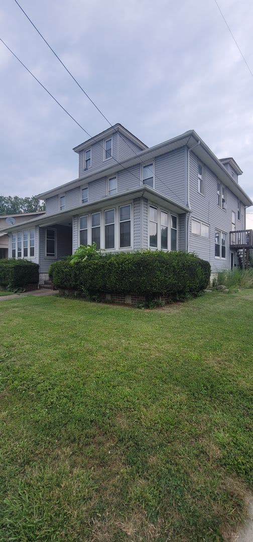LORAIN House: 963 OBERLIN AVE / DOWNSTAIRS