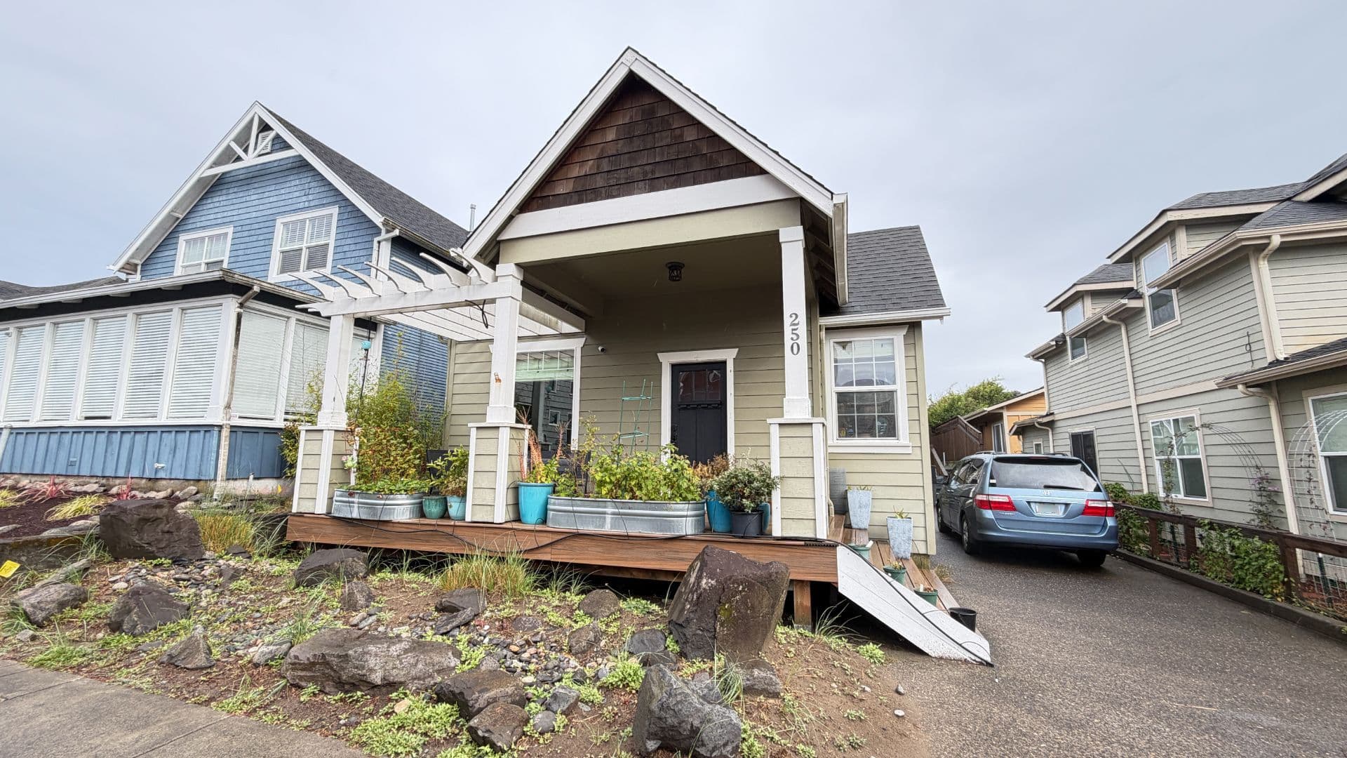 Seaside Apartment: 250 12th Ave #1
