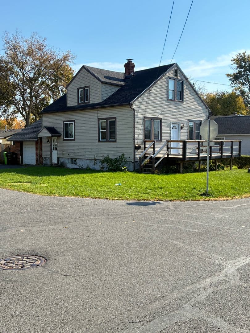 Syracuse House: 201 Raphael Ave