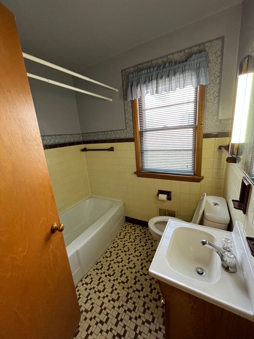 Rockford Apartment: 2216 8th Ave.