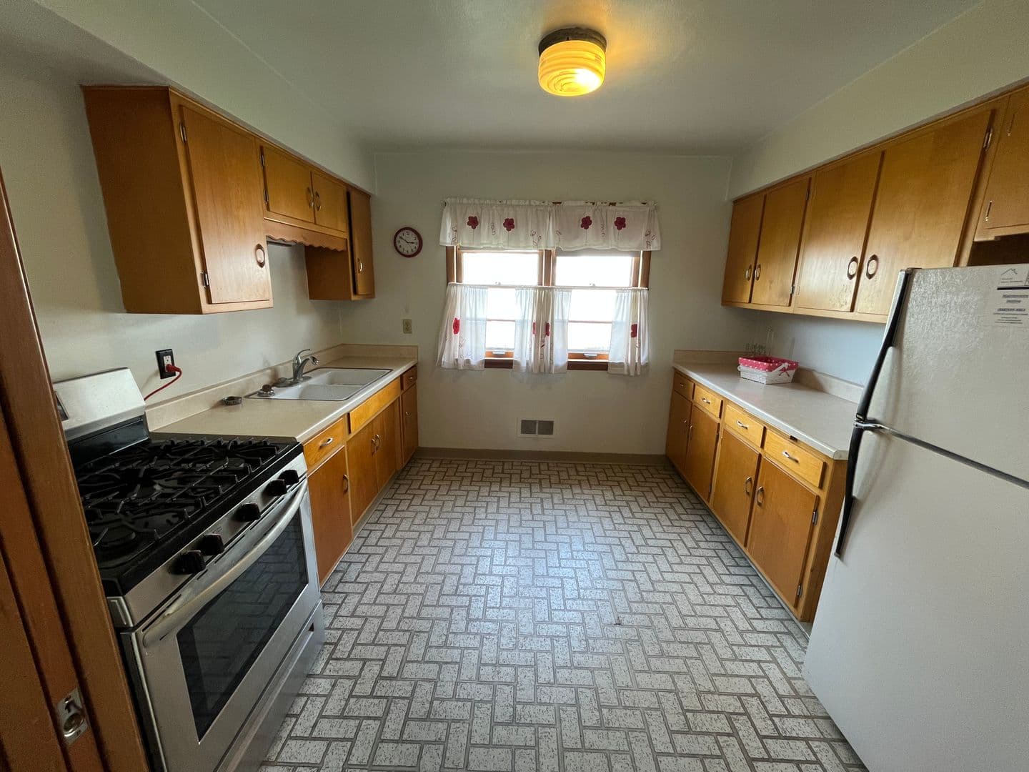 Rockford Apartment: 2216 8th Ave.