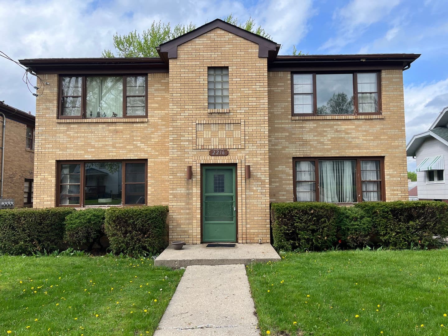 Rockford Apartment: 2216 8th Ave.