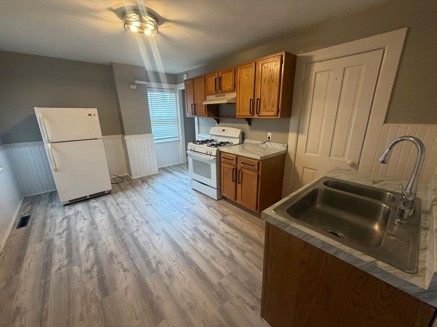 Milwaukee Apartment: 1729 N Warren Ave
