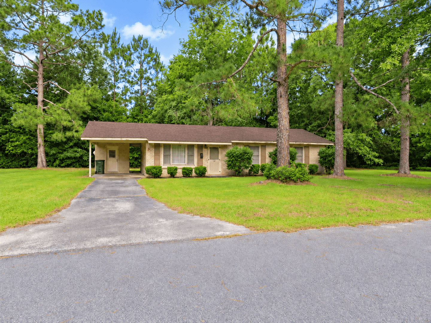 Adel House: 1112 Joyce Dr