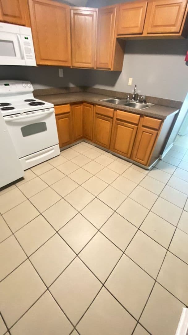 Louisville Apartment: 1929 Peabody Lane