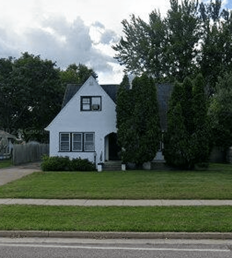 Eau Claire House: 127 Lake St