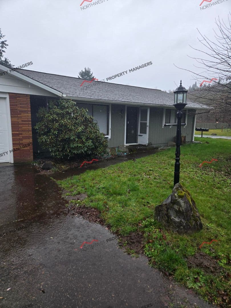 Centralia Apartment: 127 Sawall Ave.