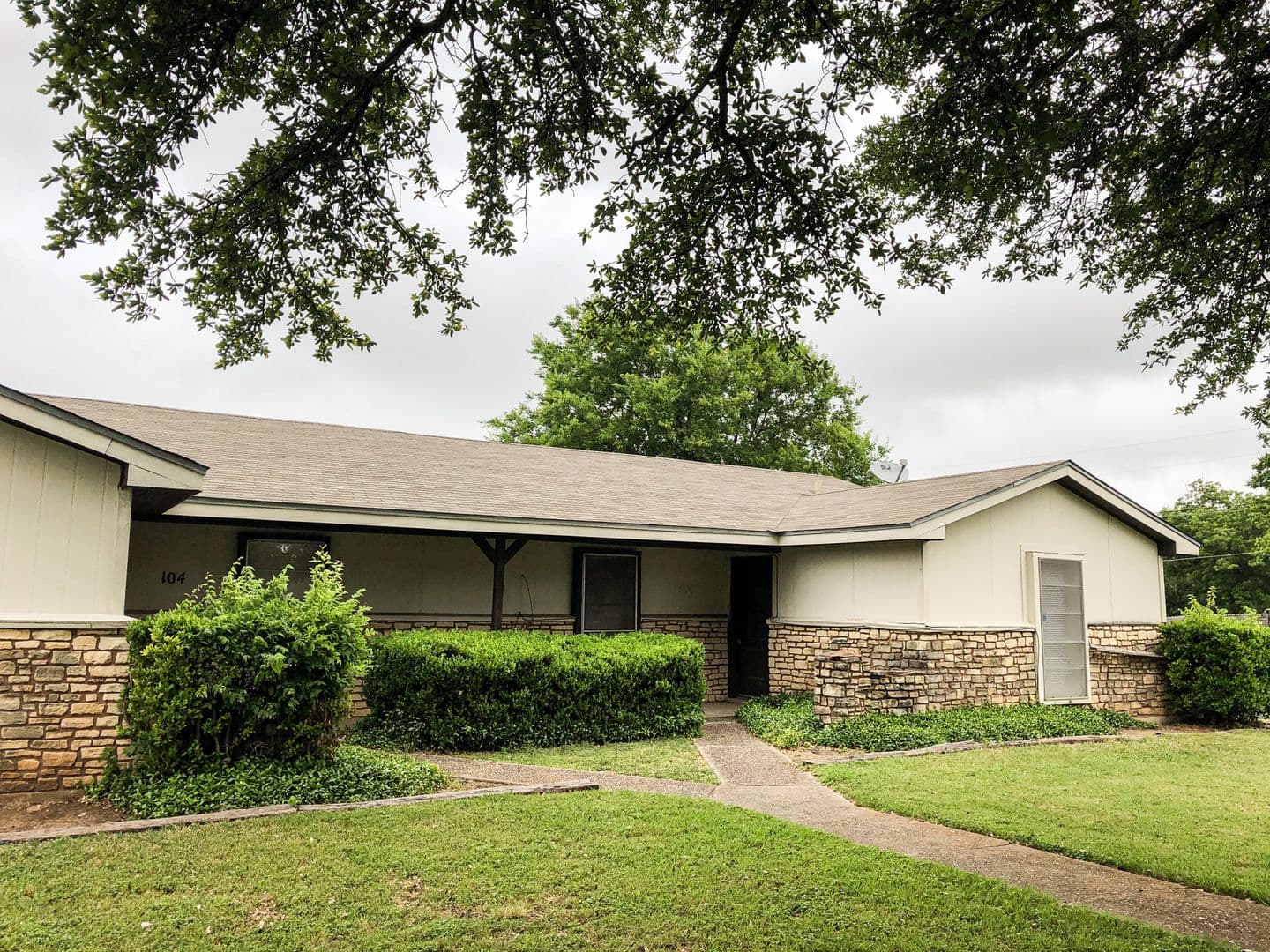 Hewitt Apartment: 104-106 Gruver Circle