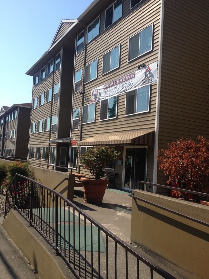 Seattle Apartment: 4327 8th Avenue NE