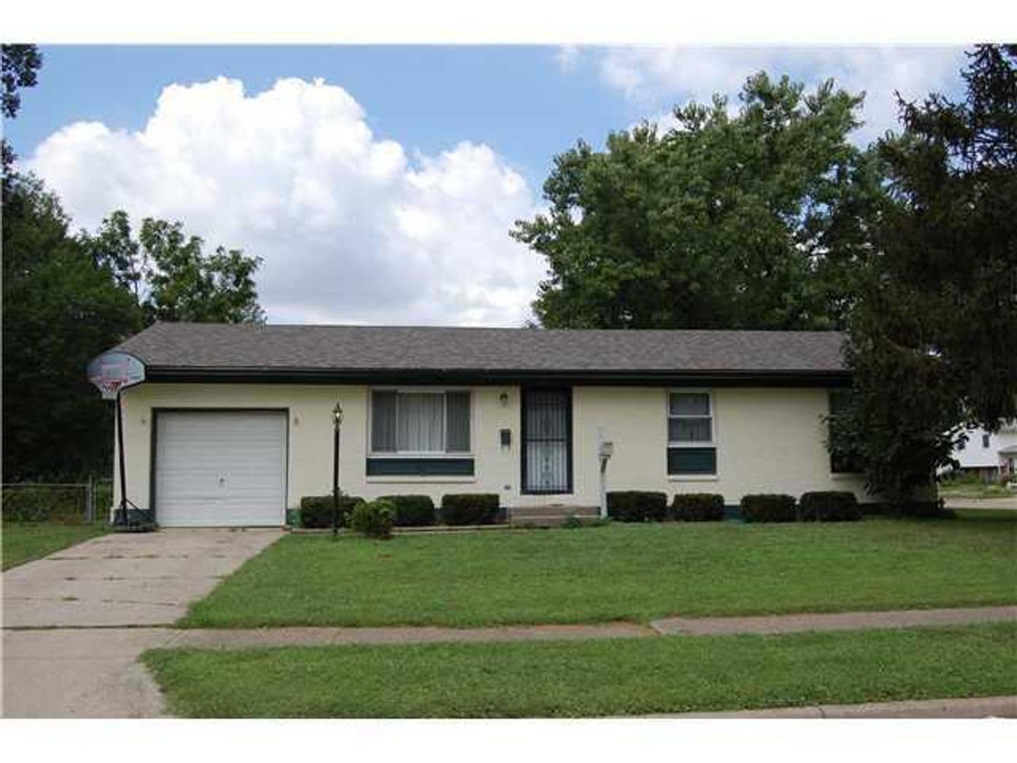 GAHANNA House: 415 BARWOOD DR.