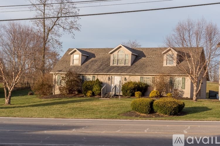 Saint Clairsville House: 51701 National Rd E