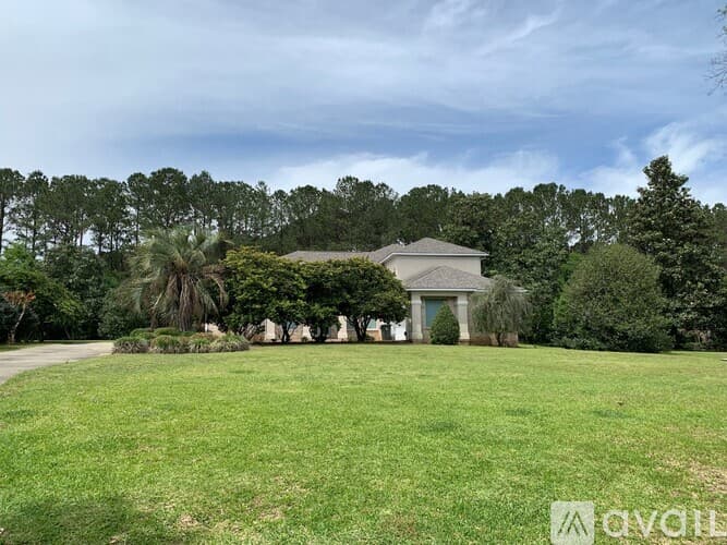 Dothan House: 202 Royal Pkwy