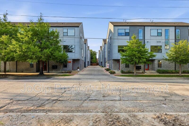 Dallas Condo: 427 W 10th St
