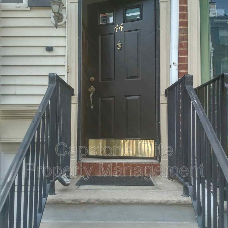 Newark Condo: 44 Krueger Court - 1 - Downstairs Master Studio Suite