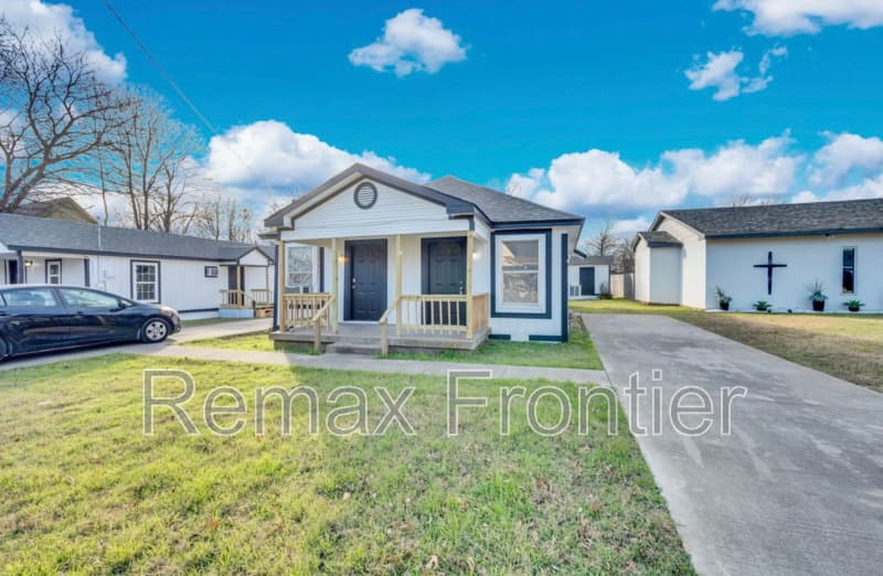 Midlothian Condo: 412 E Avenue F