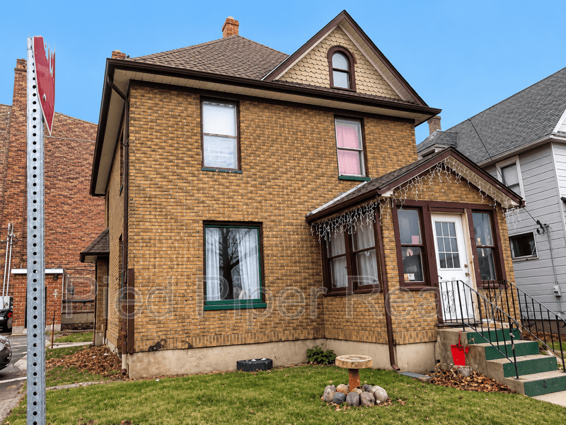 Freeport House: 19 W Iroquois St