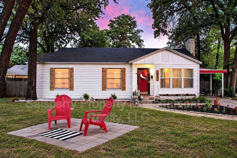 River Oaks House: 4833 Black Oak Lane